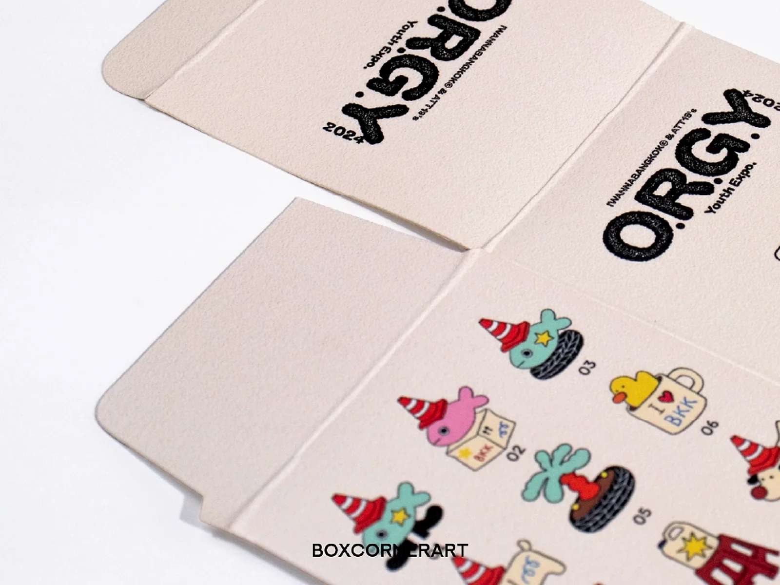 โต๊ะงานและตัวอย่างกล่องของ Box Corner Art
