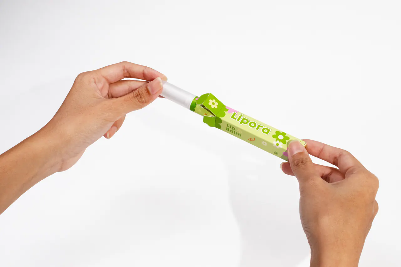 รูปตัวอย่างกล่องเครื่องสำอาง Lipora Lip Balm สำหรับรับผลิตกล่อง รับทำกล่อง และผลิตกล่องโดย Box Corner Art มุมที่ 4