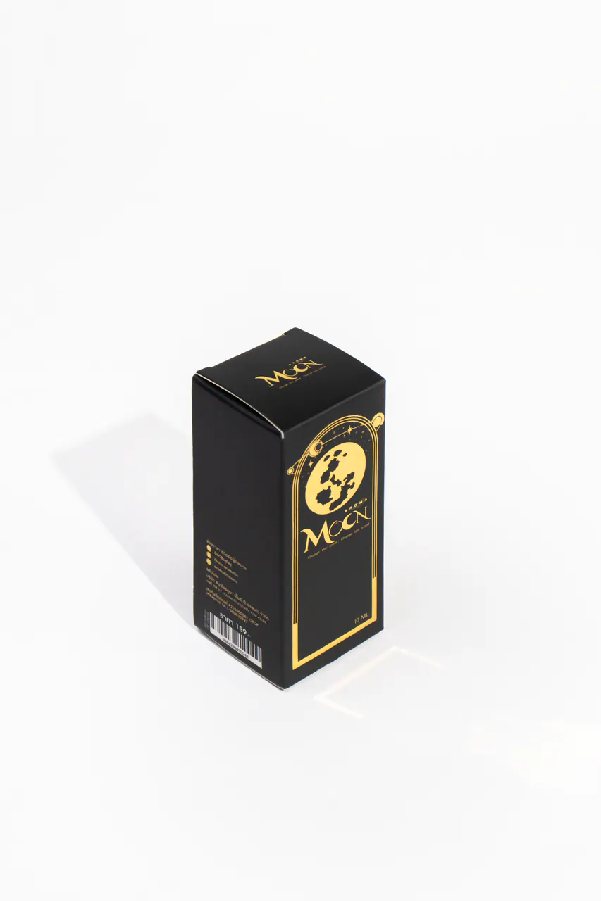รูปตัวอย่างกล่องน้ำหอมและเครื่องหอม MOON Aroma สำหรับรับผลิตกล่อง รับทำกล่อง และผลิตกล่องโดย Box Corner Art มุมที่ 3