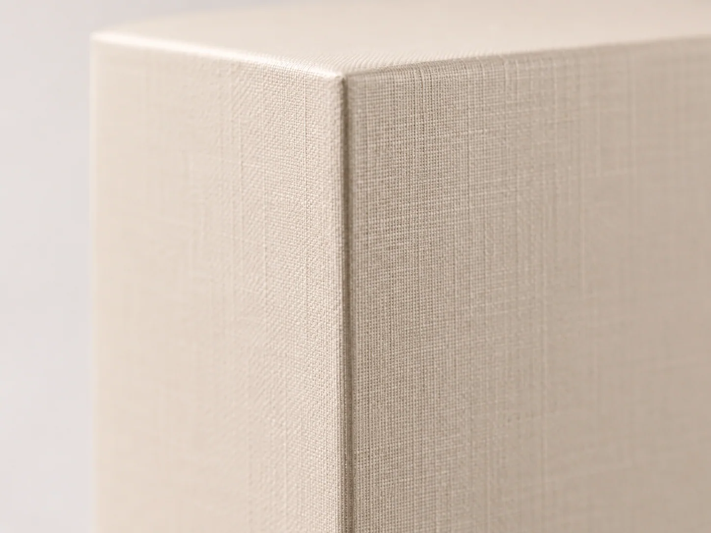 กระดาษผิวพิเศษช่วยให้กล่องพรีเมียมขึ้นโดยไม่ต้องใส่ลายเยอะ โดย Box Corner Art