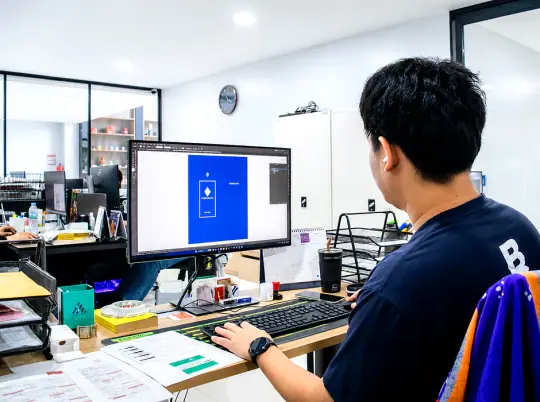 หน้าจอคอมพิวเตอร์แสดง artwork packaging dieline และ color swatches